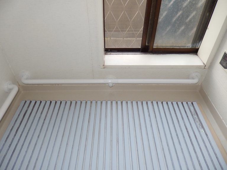 浴室窓下にはⅠ型の樹脂製手すりを取付。