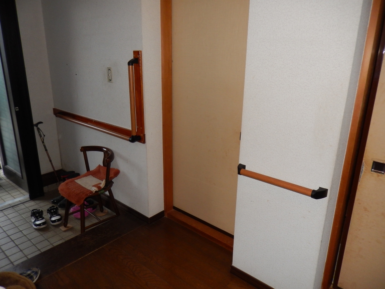 玄関、ホールの壁面に木製手すりを取付。